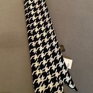 Black and white checked skinny scarf.